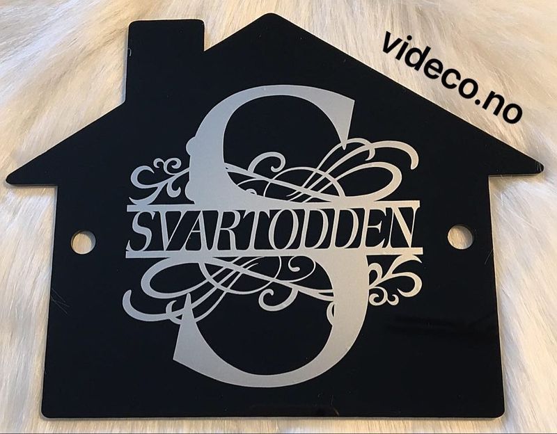 Akrylskilt - Hus med monogram