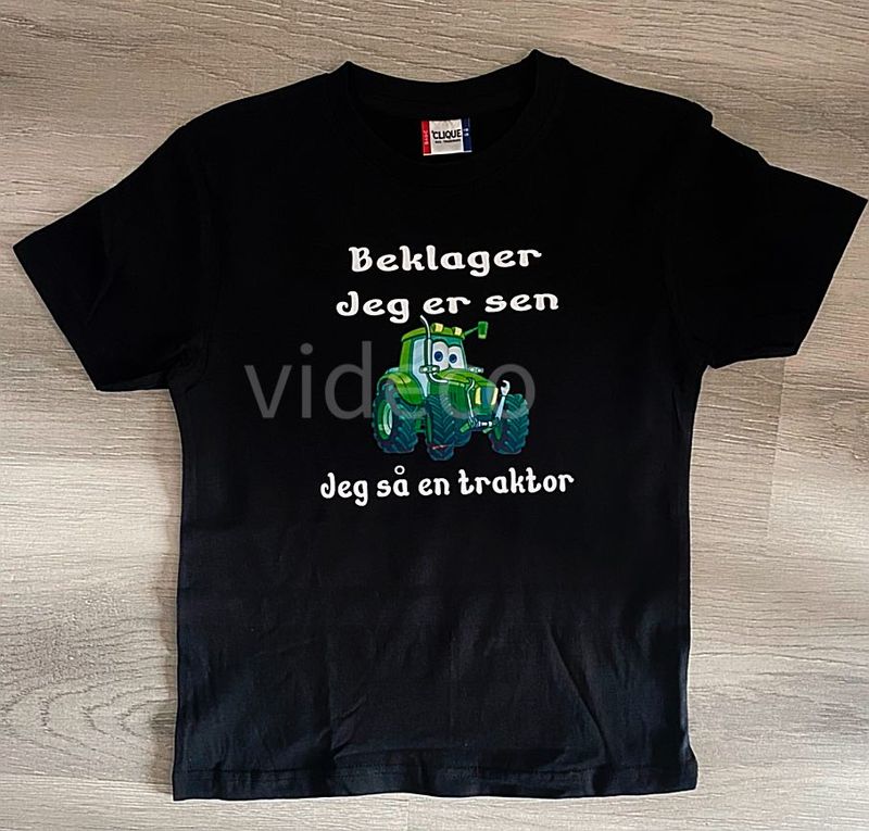 T-shirt til barn - sort, Beklager  jeg er sen m/traktor 
